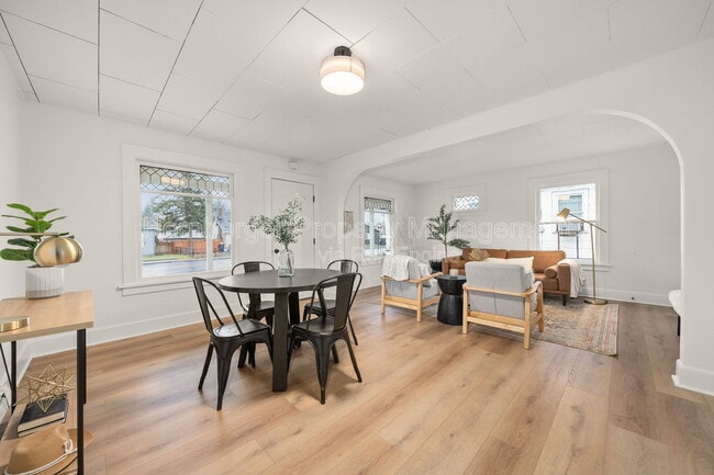 Building Photo - 627 E Wellesley Ave