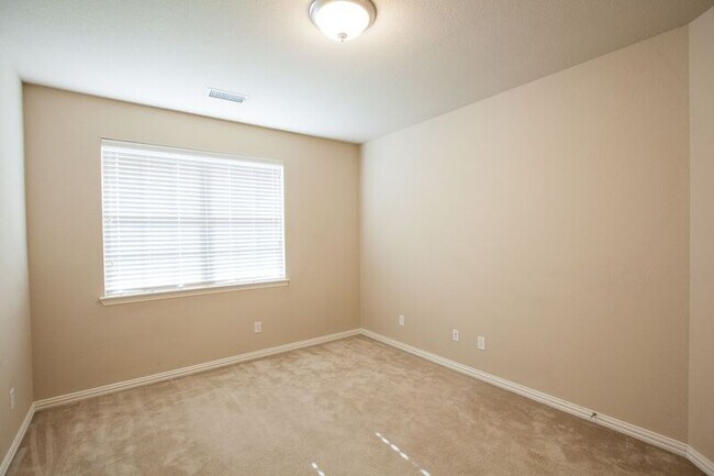 Building Photo - 528 S Greenville Ave