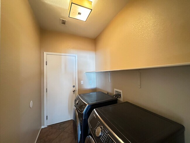 Building Photo - Discovery Hills