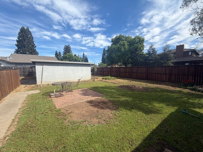 Building Photo - 5319/21 Robertson Ave