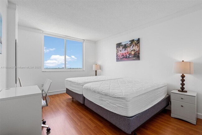 Building Photo - 300 Bayview Dr