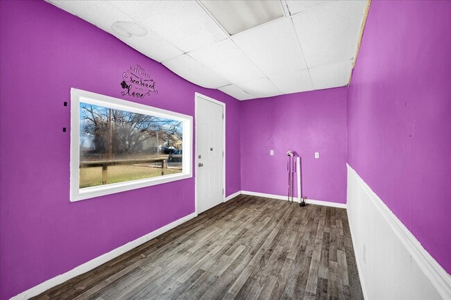 Building Photo - 102 N Cedar Ave