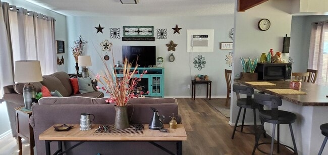 Building Photo - 105 Adams Ct