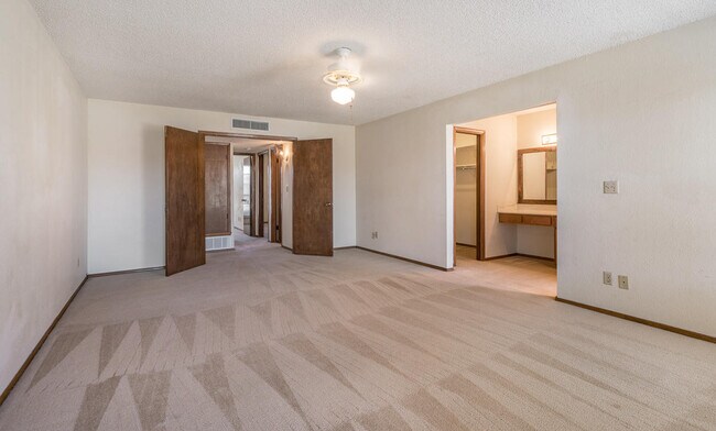 Building Photo - 4652 R L Shoemaker Dr