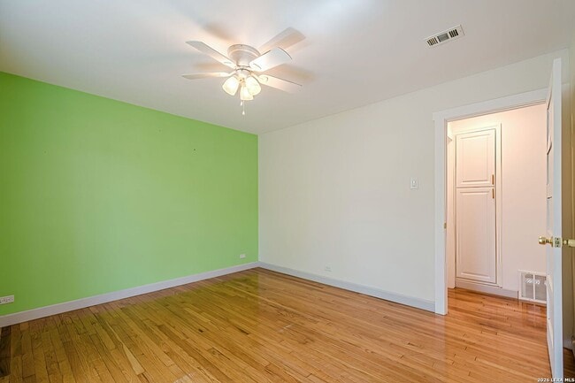 Building Photo - GORGEOUS 4-BEDROOM HOME IN TERRELL HEIGHTS