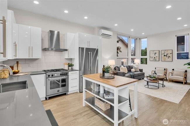 Building Photo - 9732 Woodlawn Ave N