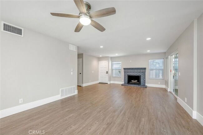 Building Photo - 33372 Breezy Pl