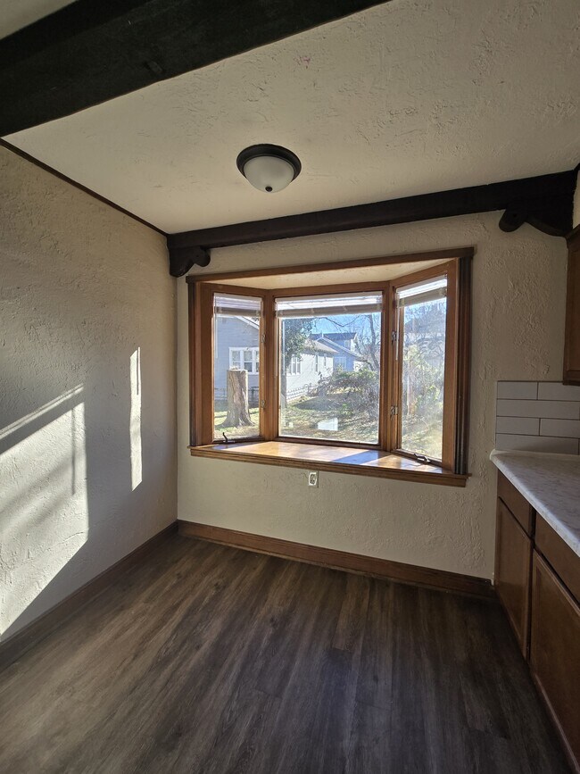 Building Photo - 517 S Vine St