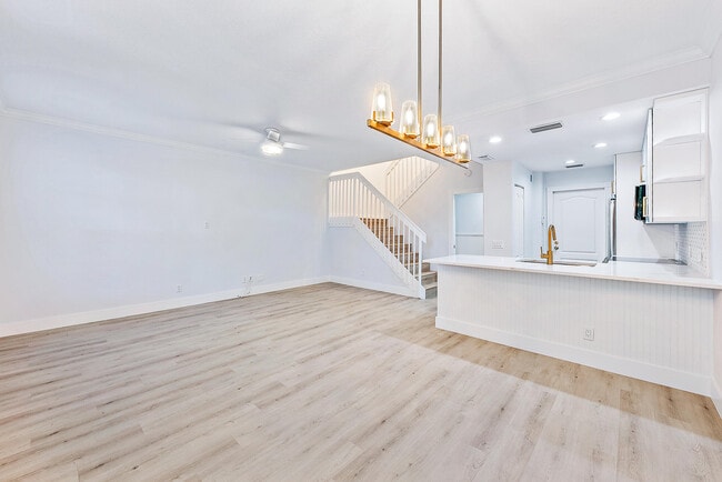 Building Photo - 130 Day Lily Dr