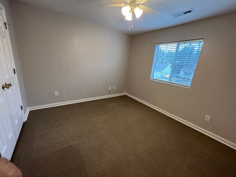 Building Photo - 2464 Stratford Crossing Dr