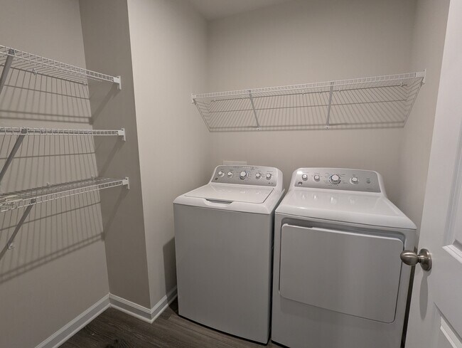 Building Photo - 916 Throckmorton Ct