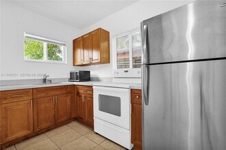 Building Photo - 1960 SW 41st Ave