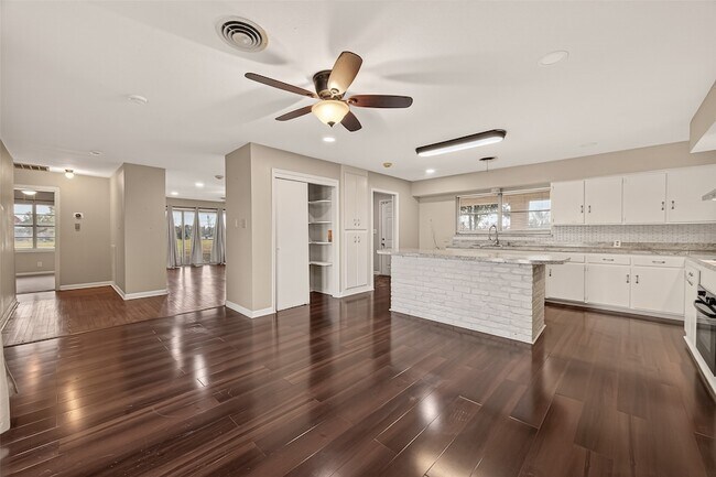 Building Photo - 10645 Oak Brook Dr