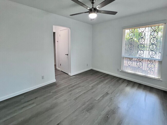 Building Photo - $1995 Gettysburg & Blackstone, 2 Bedroom Condo - Rialto Ave, Fresno / Newly Renovated