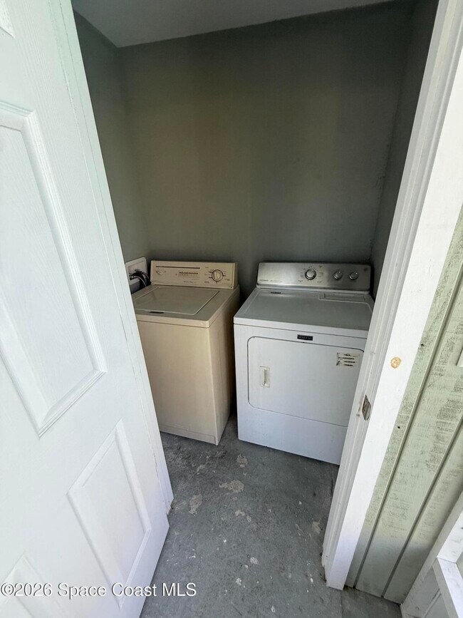 Building Photo - 483 Church St