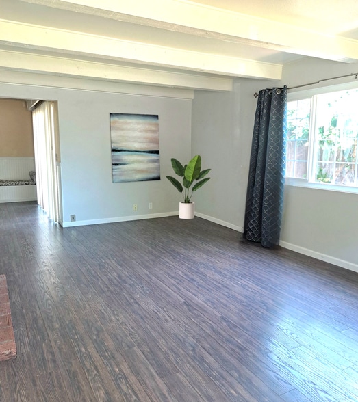 Nice size livingroom with a fireplace - 940 E Lassen Ave