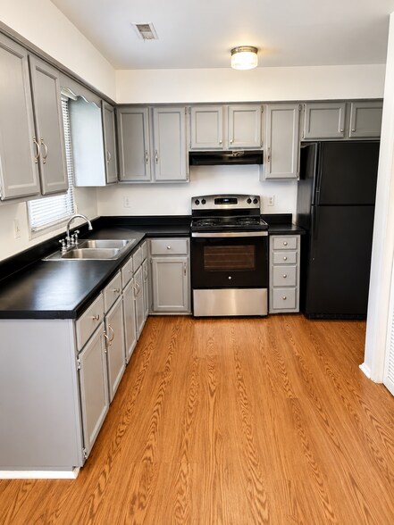 Kitchen with functional layout - 303 Rutherford Ave NW