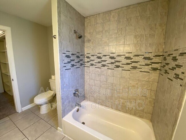 Building Photo - 1471 E Mcgee St