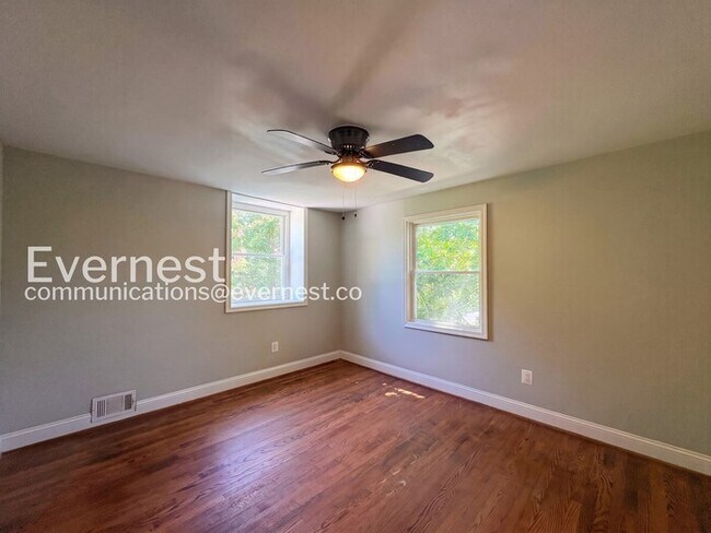 Building Photo - 3 Bed/1.5 Bath Townhome with Fenced Yard / Vouchers Accepted / Available Now!