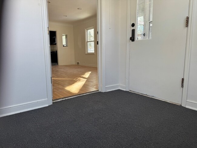 Building Photo - Single Family Home - GREAT Location - High End Finishes