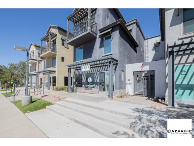 Primary Photo - Premium 1/2 Split-Level Condo in Chandler ...