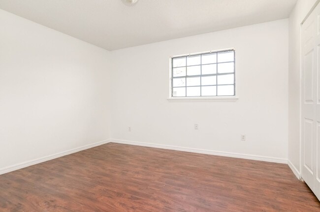 Building Photo - Lovely 2BR/1.5BA Townhome for rent Near La...