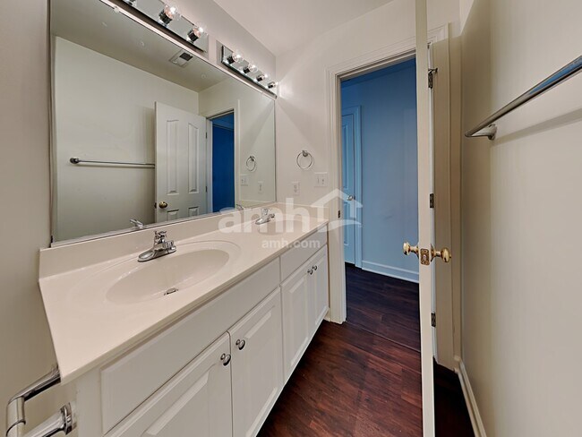 Building Photo - 300 Lucas Park Dr