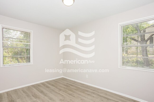 Building Photo - 731 Morton Ave NE