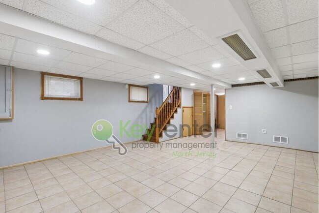 Building Photo - Spacious 4BR Single-Family Home with Garage, Driveway & Fenced Yard in Kearny