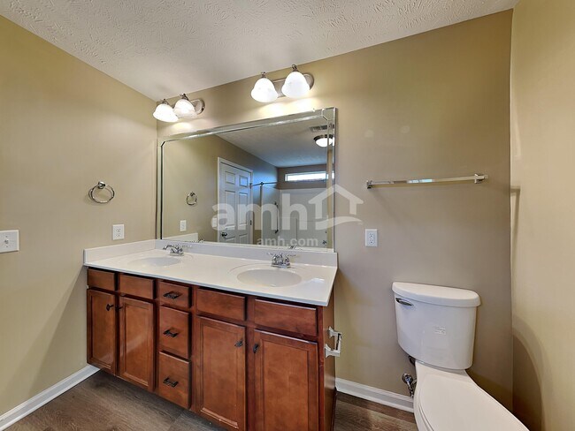 Building Photo - 1075 Savannah Ave