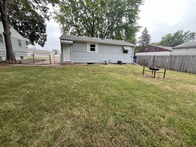 Building Photo - 3 Bed/1 Bath with Bonus Room and Fully Fenced in Yard!