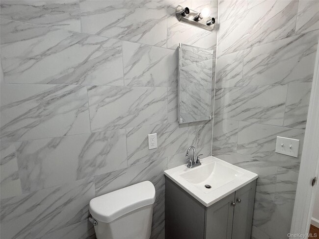 Building Photo - 733 Warwick St