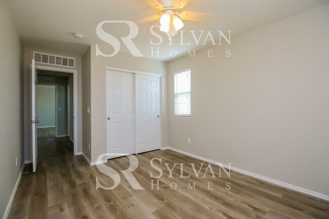 Building Photo - Spacious 4 bedroom home available now!