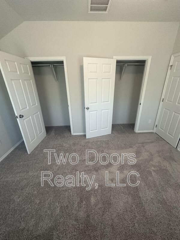 Building Photo - 1015 Ichabod Cir