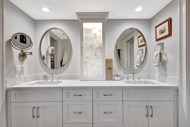 Building Photo - 16910 W Bay Dr