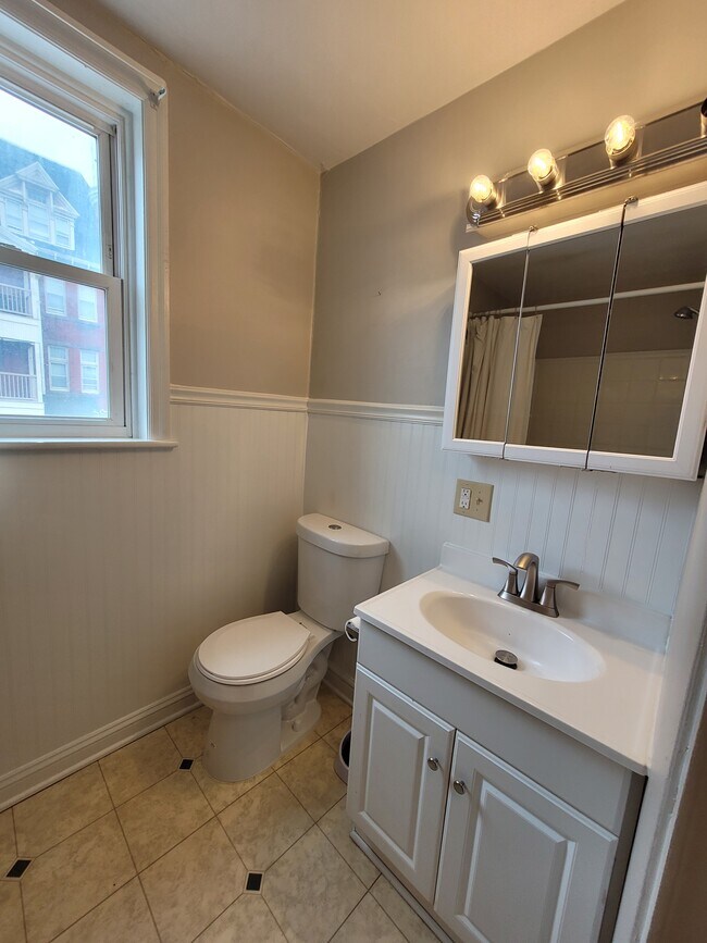 Building Photo - 104 S Main St