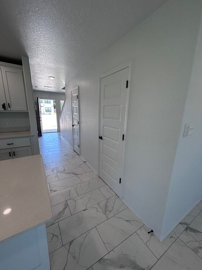 Building Photo - COX-NORTHRIDGE DR-2
