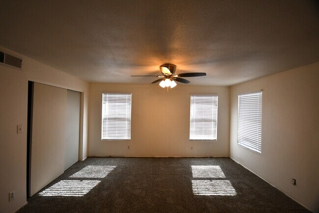 Building Photo - 3 bed 2 bath home in Mesa $1850 per mo plus fees Large Lot