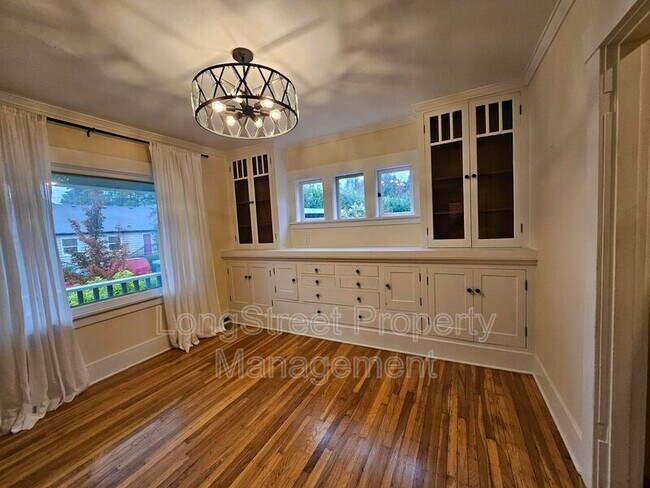 Building Photo - 636 N Shaver St