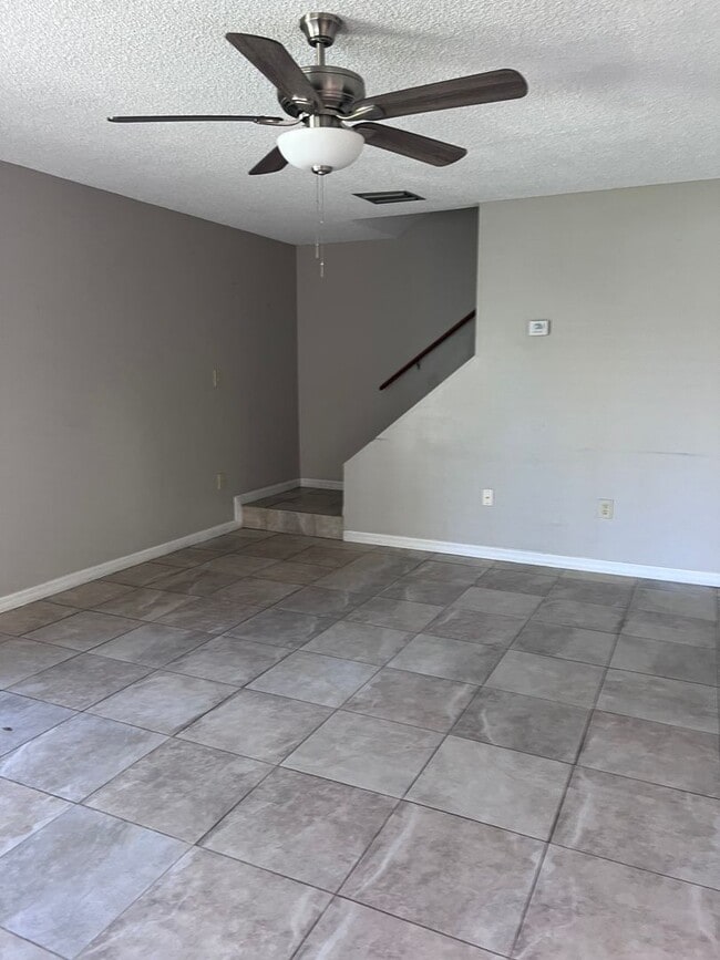 Building Photo - 2 Story Condo. Lovely 2 bed/1.5 bath condo