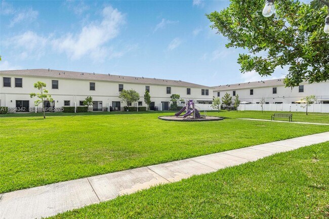 Building Photo - 1137 SW 7th Ct