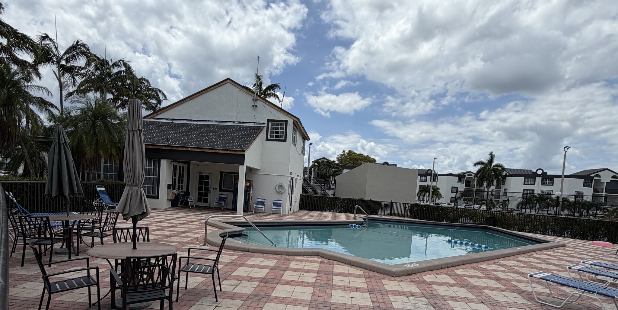 Building Photo - 9711 Fontainebleau Blvd