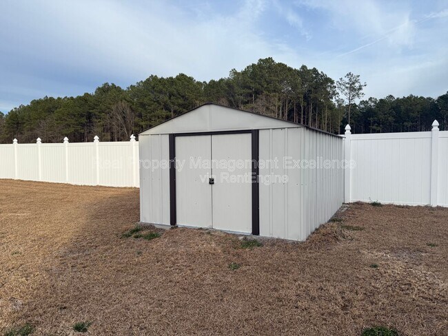 Building Photo - 432 Fallingbrook Dr