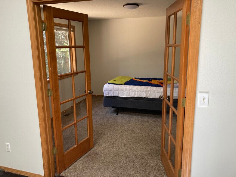 Building Photo - 60637 Devon Cir