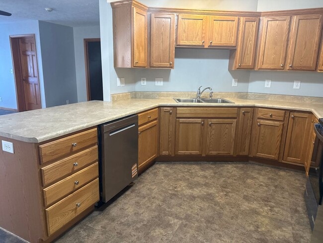 Building Photo - Newly renovated west side duplex with full basement!