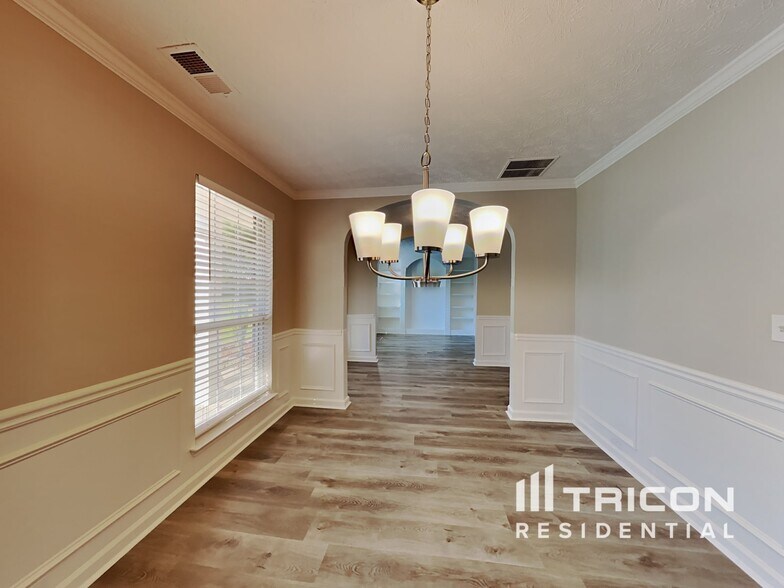 Building Photo - 203 Woodcreek Way