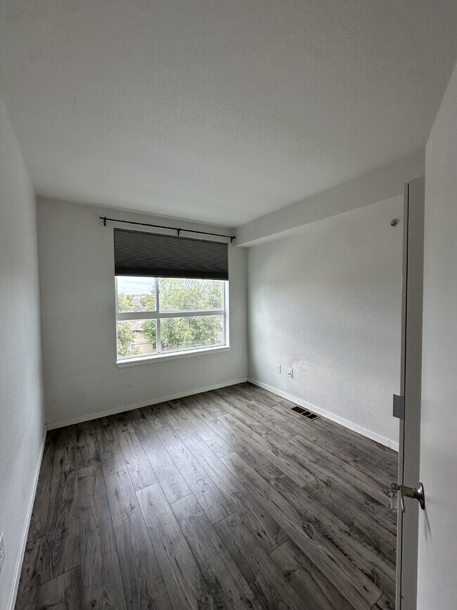 Building Photo - Now Available! Private room in 3 bed / 2 bath condo