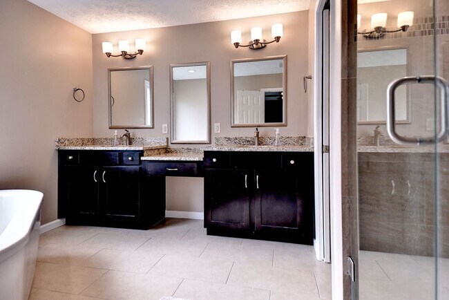 Building Photo - Spacious and Updated Yorktown Home