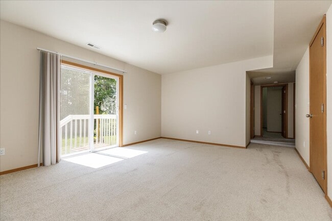 Building Photo - Beautiful Spacious 4 Bedroom 2.75 Bathroom...