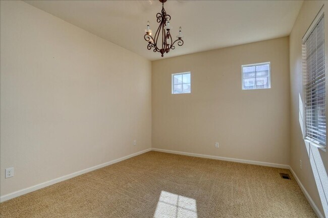 Building Photo - Awesome 3bed/3bath/2car garage on a quiet street in Aurora!